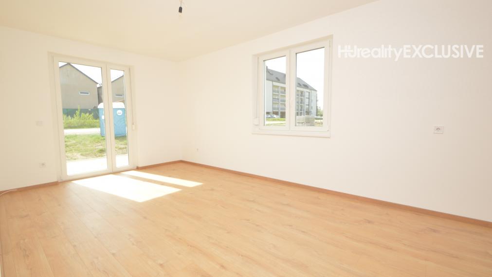 Predaj rožný, slnečný 3i byt s 143,20 m2 predzáhradkou, Rajka
