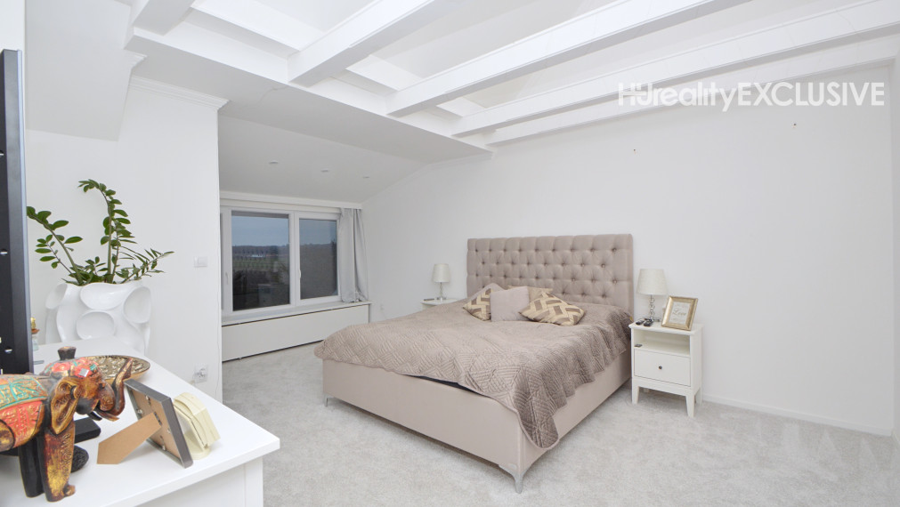 Predaj priestranný 5i rodinný dom s pivnicou, garážou a bazénom v starej časti Rajky, Rajka