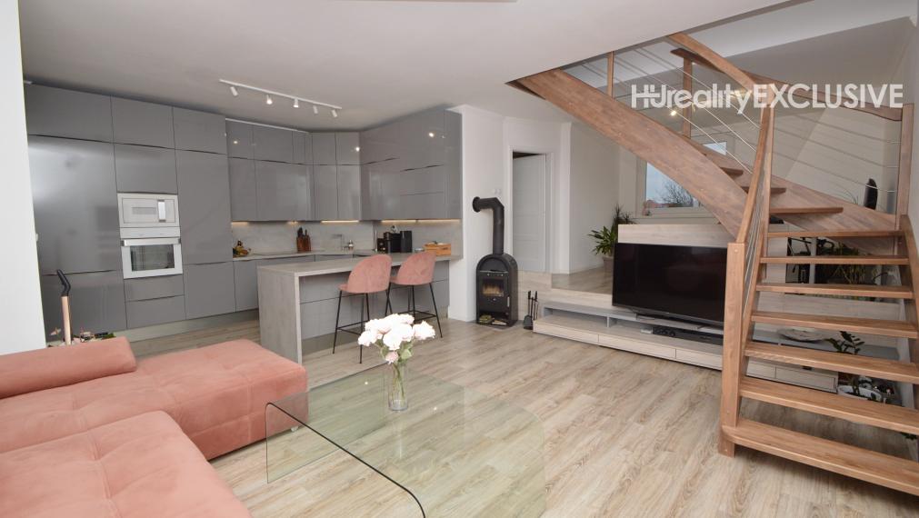 Predaj priestranný 5i rodinný dom s pivnicou, garážou a bazénom v starej časti Rajky, Rajka