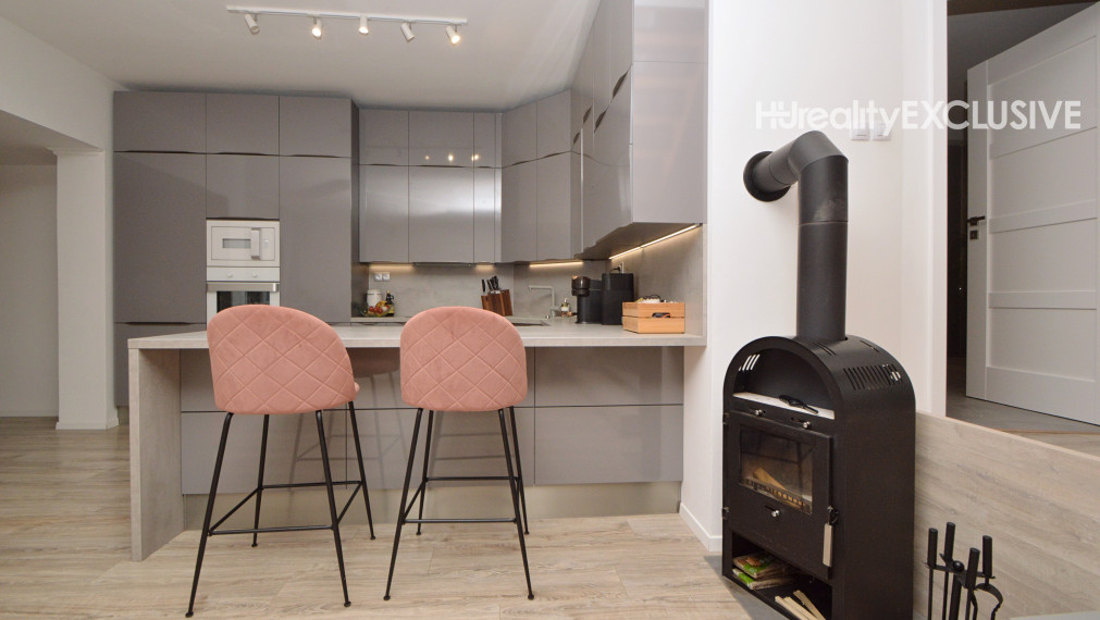 Predaj priestranný 5i rodinný dom s pivnicou, garážou a bazénom v starej časti Rajky, Rajka