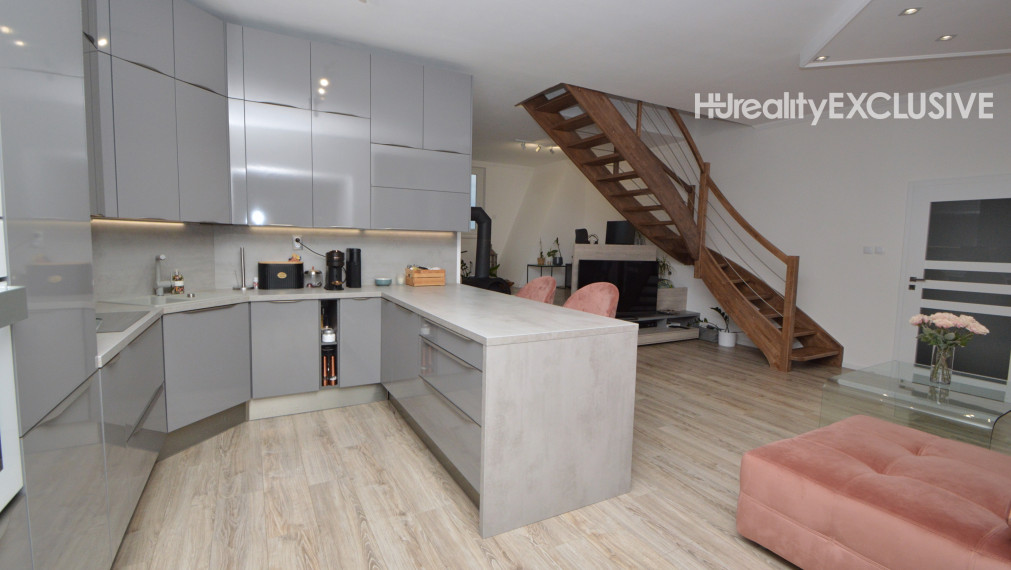 Predaj priestranný 5i rodinný dom s pivnicou, garážou a bazénom v starej časti Rajky, Rajka