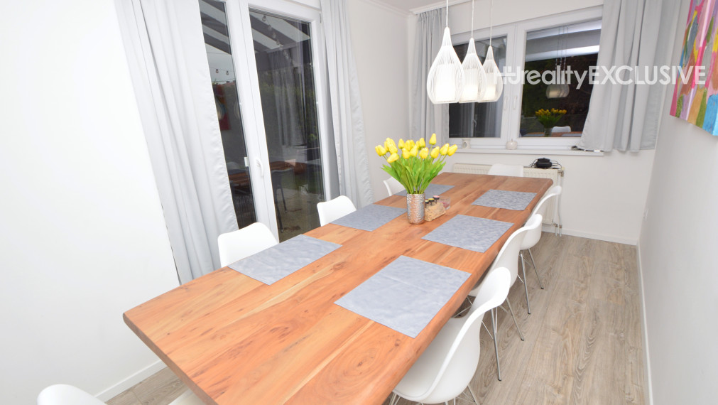 Predaj priestranný 5i rodinný dom s pivnicou, garážou a bazénom v starej časti Rajky, Rajka