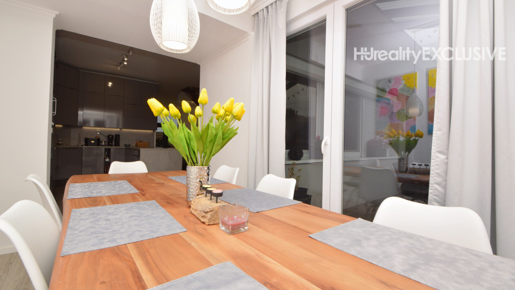 Predaj priestranný 5i rodinný dom s pivnicou, garážou a bazénom v starej časti Rajky, Rajka