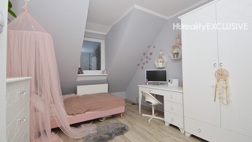 Predaj priestranný 5i rodinný dom s pivnicou, garážou a bazénom v starej časti Rajky, Rajka