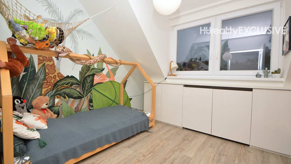 Predaj priestranný 5i rodinný dom s pivnicou, garážou a bazénom v starej časti Rajky, Rajka