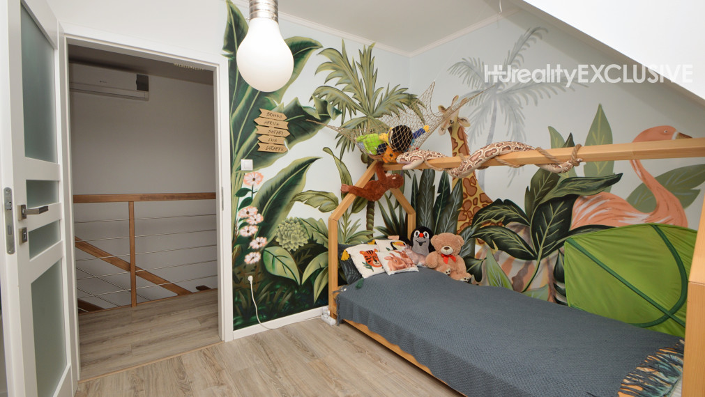 Predaj priestranný 5i rodinný dom s pivnicou, garážou a bazénom v starej časti Rajky, Rajka