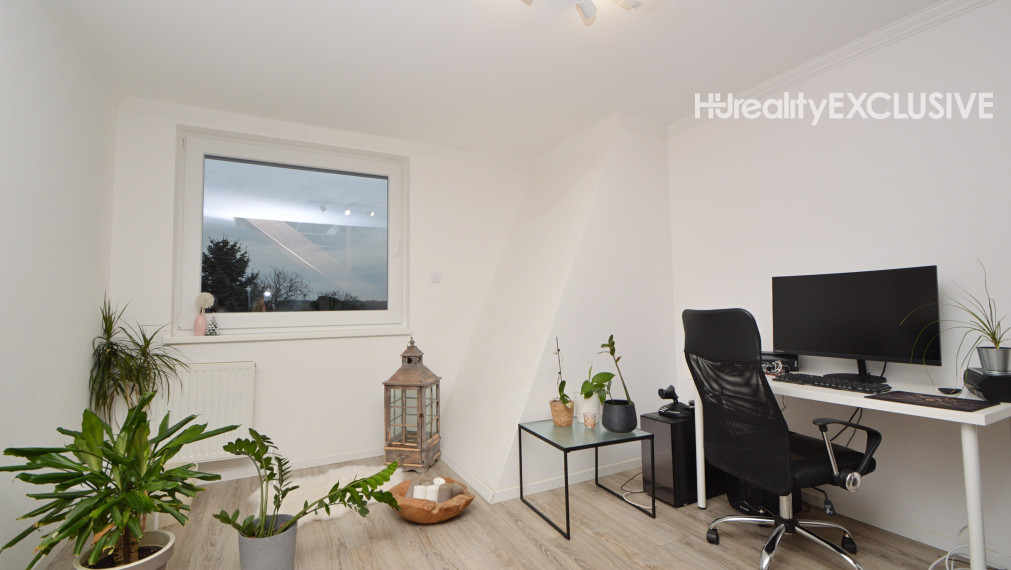 Predaj priestranný 5i rodinný dom s pivnicou, garážou a bazénom v starej časti Rajky, Rajka