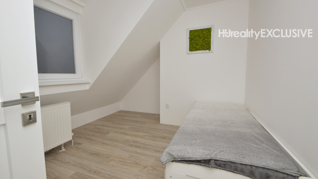 Predaj priestranný 5i rodinný dom s pivnicou, garážou a bazénom v starej časti Rajky, Rajka