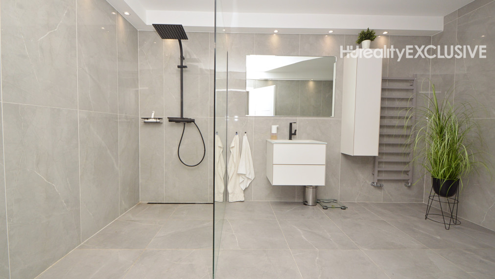 Predaj priestranný 5i rodinný dom s pivnicou, garážou a bazénom v starej časti Rajky, Rajka