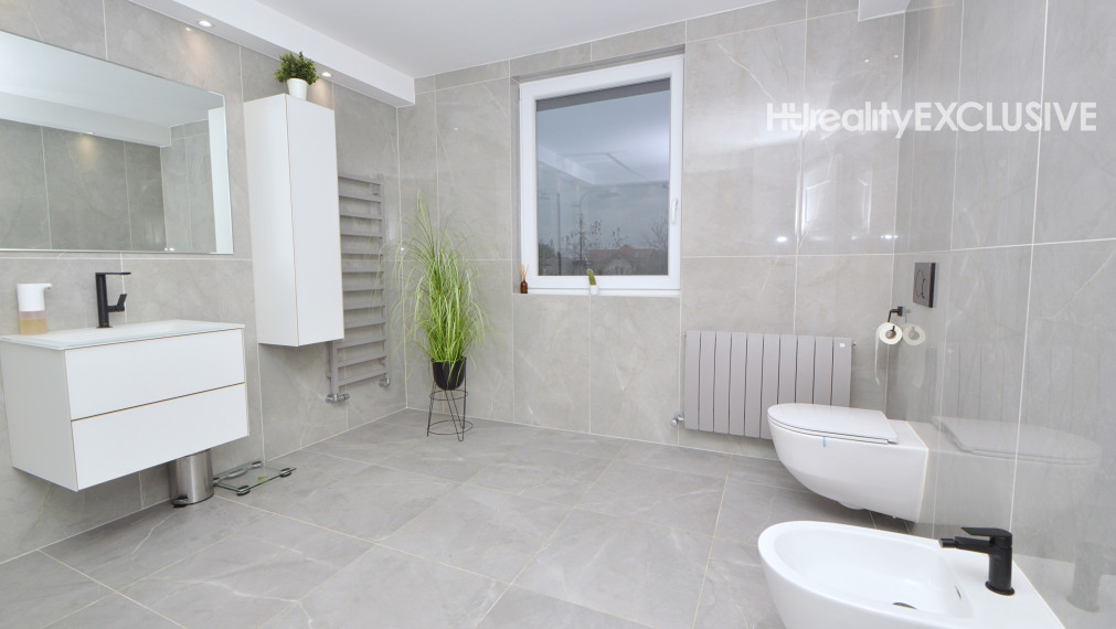 Predaj priestranný 5i rodinný dom s pivnicou, garážou a bazénom v starej časti Rajky, Rajka