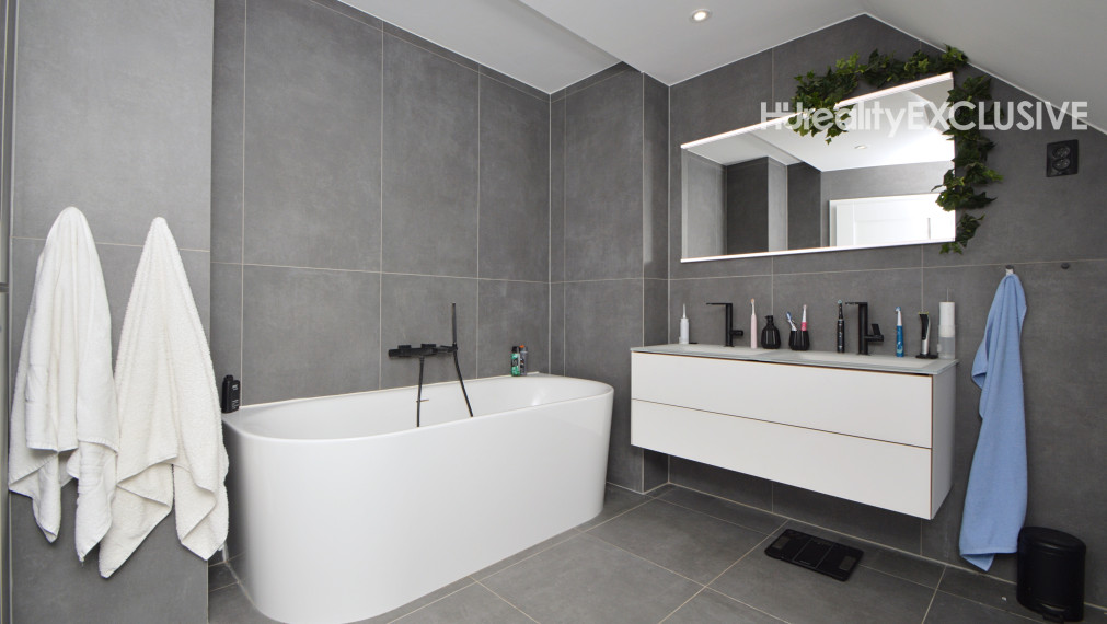 Predaj priestranný 5i rodinný dom s pivnicou, garážou a bazénom v starej časti Rajky, Rajka