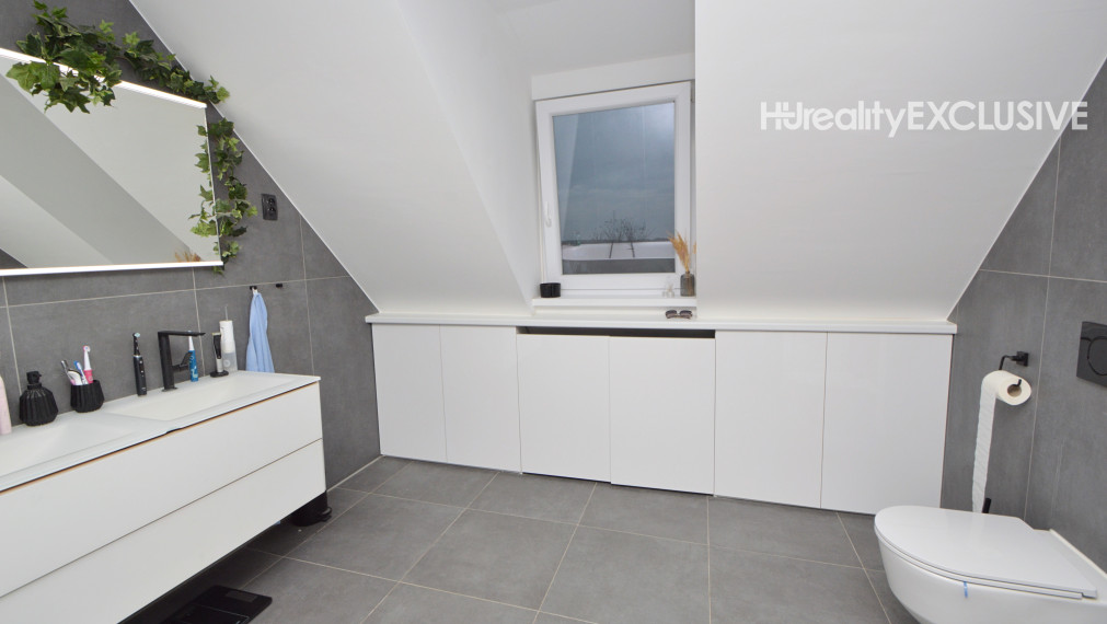 Predaj priestranný 5i rodinný dom s pivnicou, garážou a bazénom v starej časti Rajky, Rajka