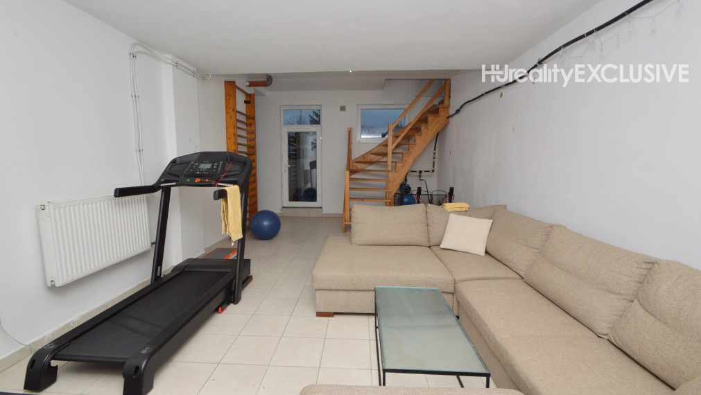 Predaj priestranný 5i rodinný dom s pivnicou, garážou a bazénom v starej časti Rajky, Rajka