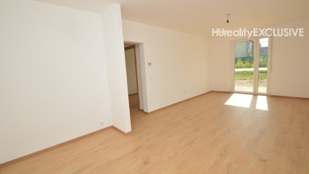 Predaj rožný, slnečný 3i byt s 143,20 m2 predzáhradkou, Rajka