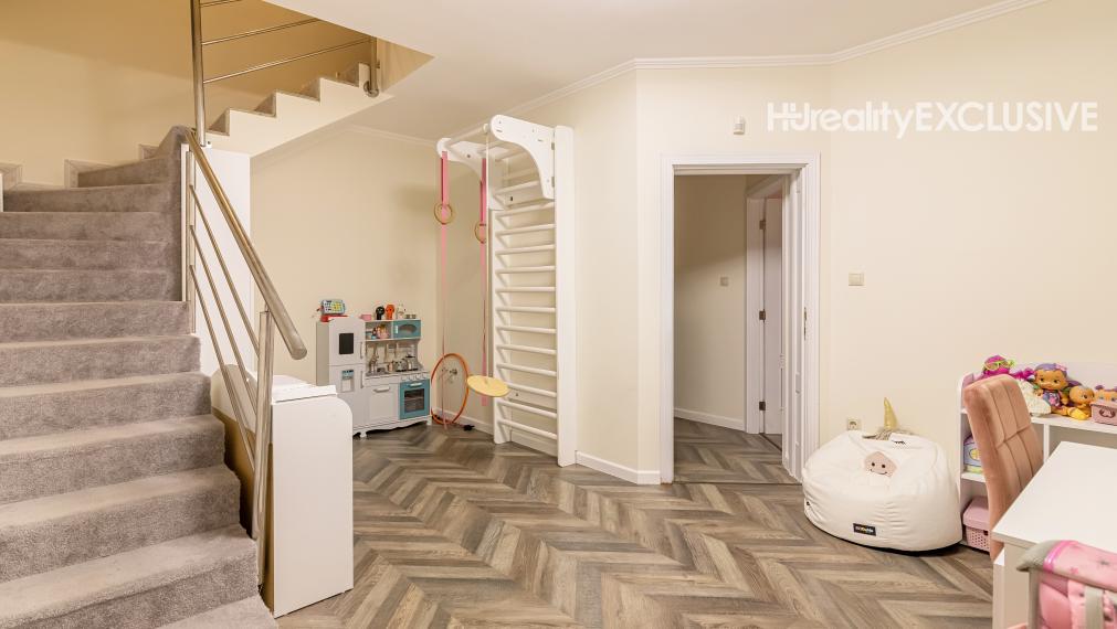 Predaj 5i luxusného domu s bazénom, Mosonmagyaróvár