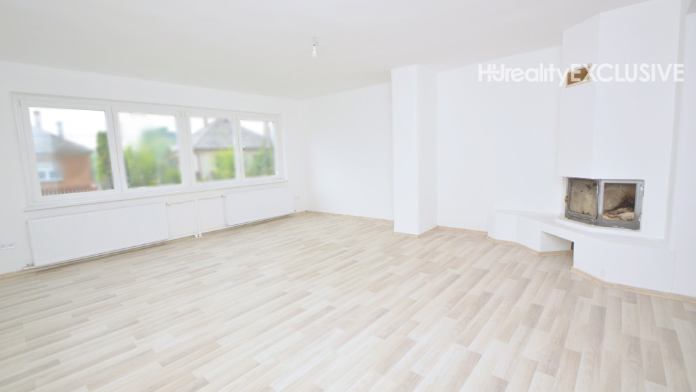 Predaj 3i byt s 260 m2 pozemkom, garážou a pivnicou, Bezenye