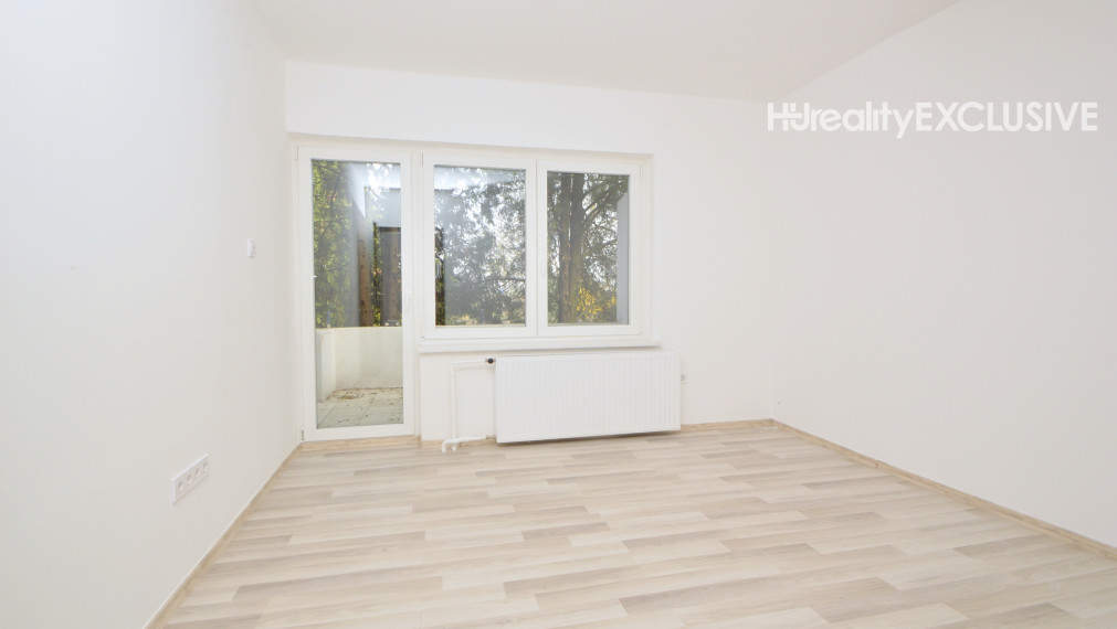 Predaj 3i byt s 260 m2 pozemkom, garážou a pivnicou, Bezenye