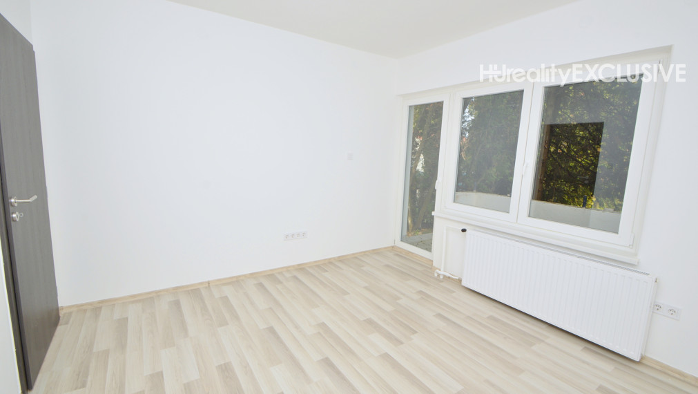 Predaj 3i byt s 260 m2 pozemkom, garážou a pivnicou, Bezenye