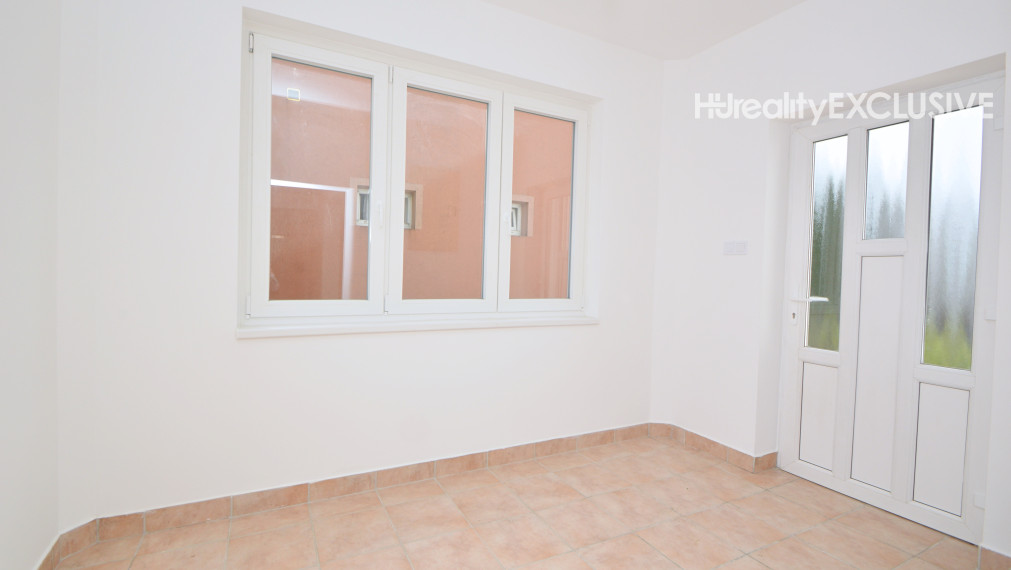 Predaj 3i byt s 260 m2 pozemkom, garážou a pivnicou, Bezenye