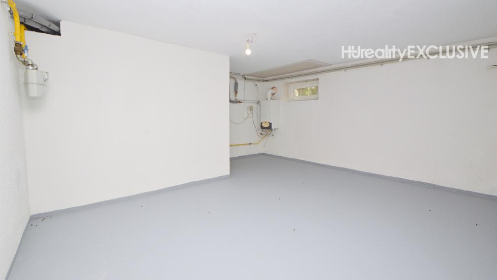 Predaj 3i byt s 260 m2 pozemkom, garážou a pivnicou, Bezenye