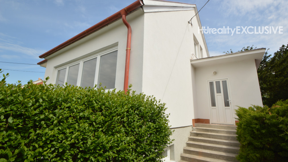 Predaj 3i byt s 260 m2 pozemkom, garážou a pivnicou, Bezenye