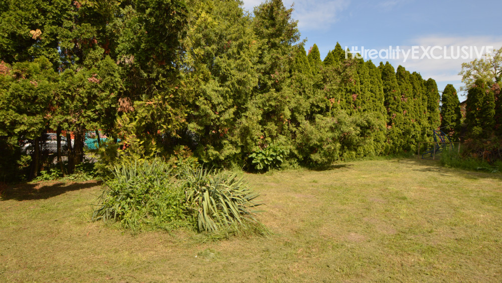 Predaj 3i byt s 260 m2 pozemkom, garážou a pivnicou, Bezenye