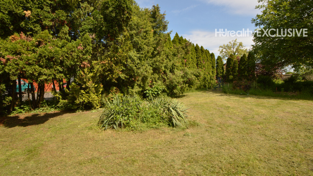 Predaj 3i byt s 213 m2 pozemkom, pivnicou, Bezenye