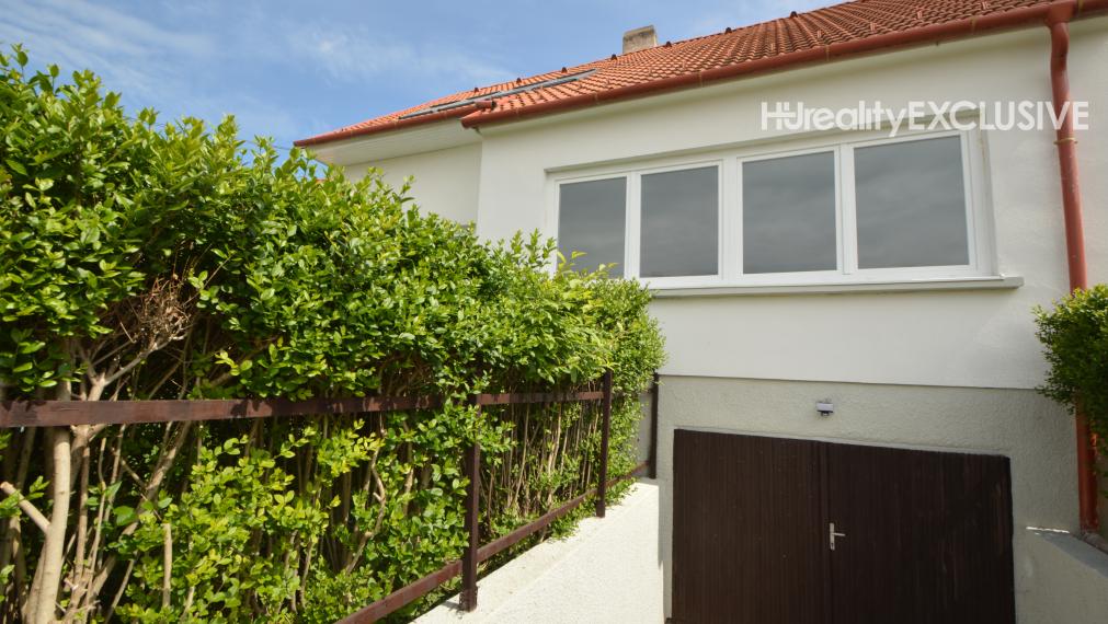 Predaj 3i byt s 213 m2 pozemkom, pivnicou, Bezenye