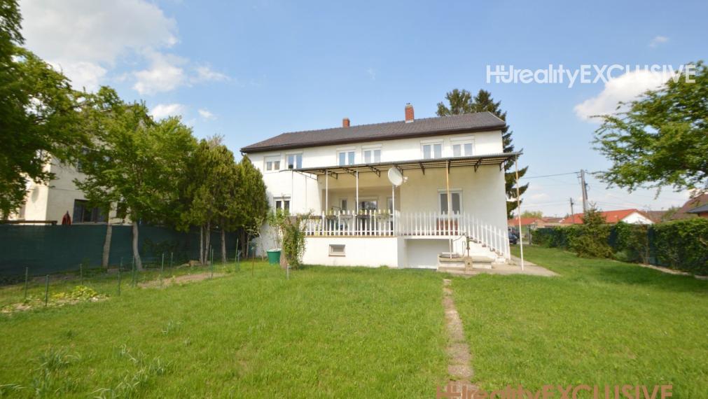 EXKLUZÍVNE - Predaj priestranného RD v starej časti Rajky