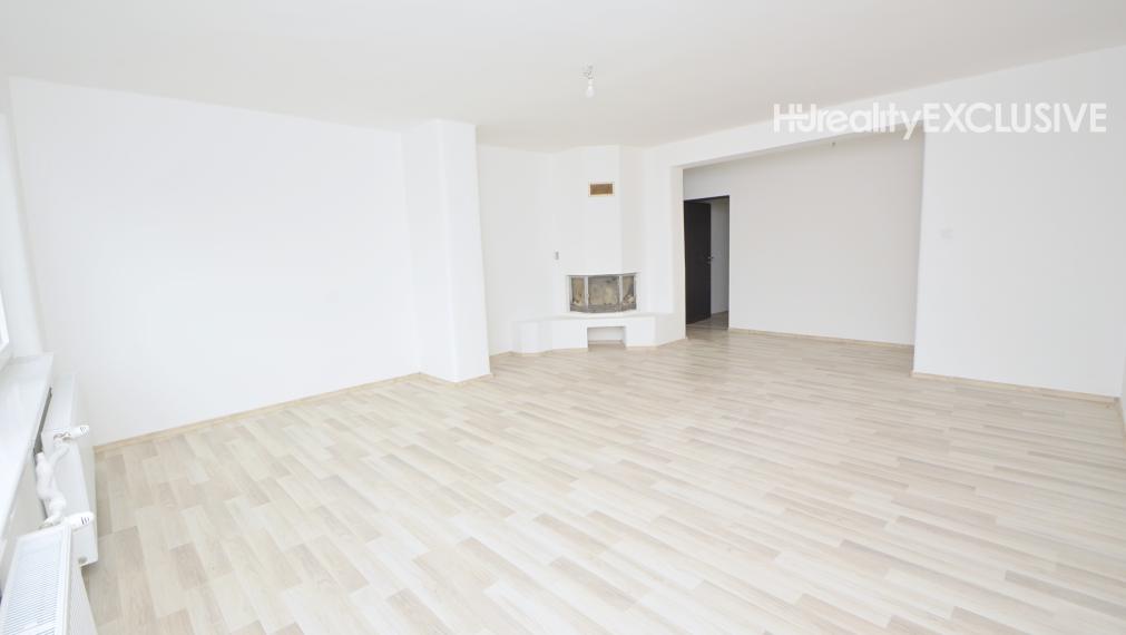 Predaj 3i byt s 260 m2 pozemkom, garážou a pivnicou, Bezenye