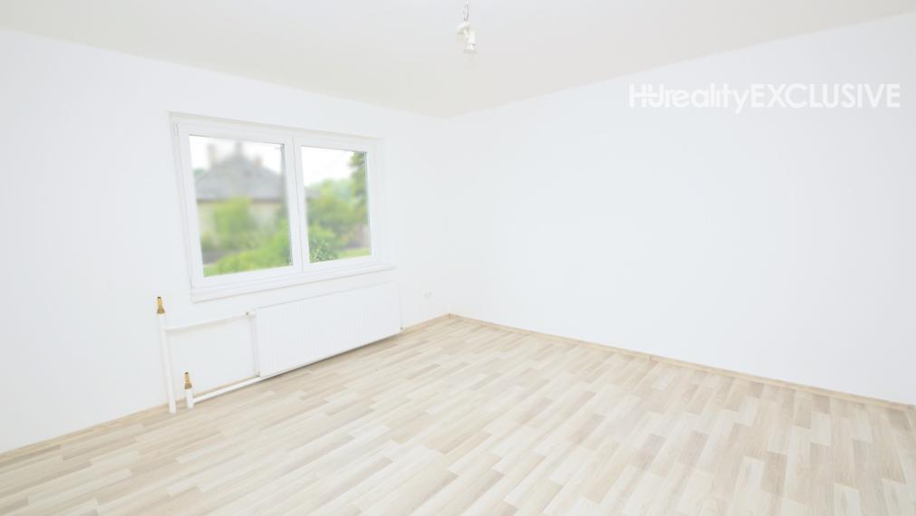 Predaj 3i byt s 260 m2 pozemkom, garážou a pivnicou, Bezenye