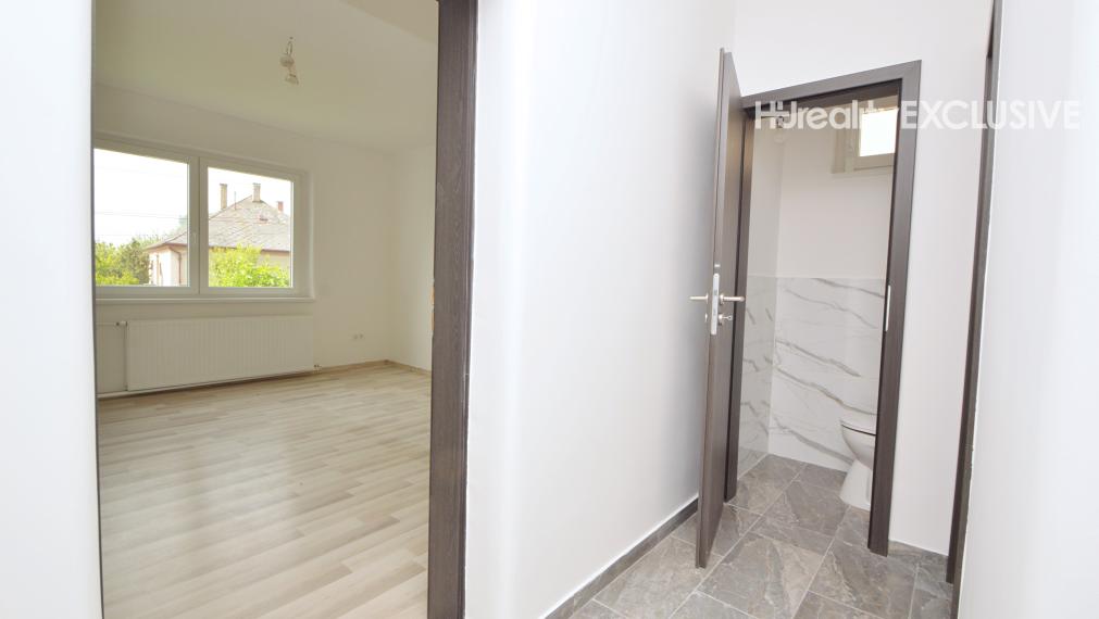 Predaj 3i byt s 260 m2 pozemkom, garážou a pivnicou, Bezenye