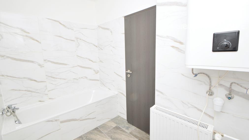 Predaj 3i byt s 260 m2 pozemkom, garážou a pivnicou, Bezenye