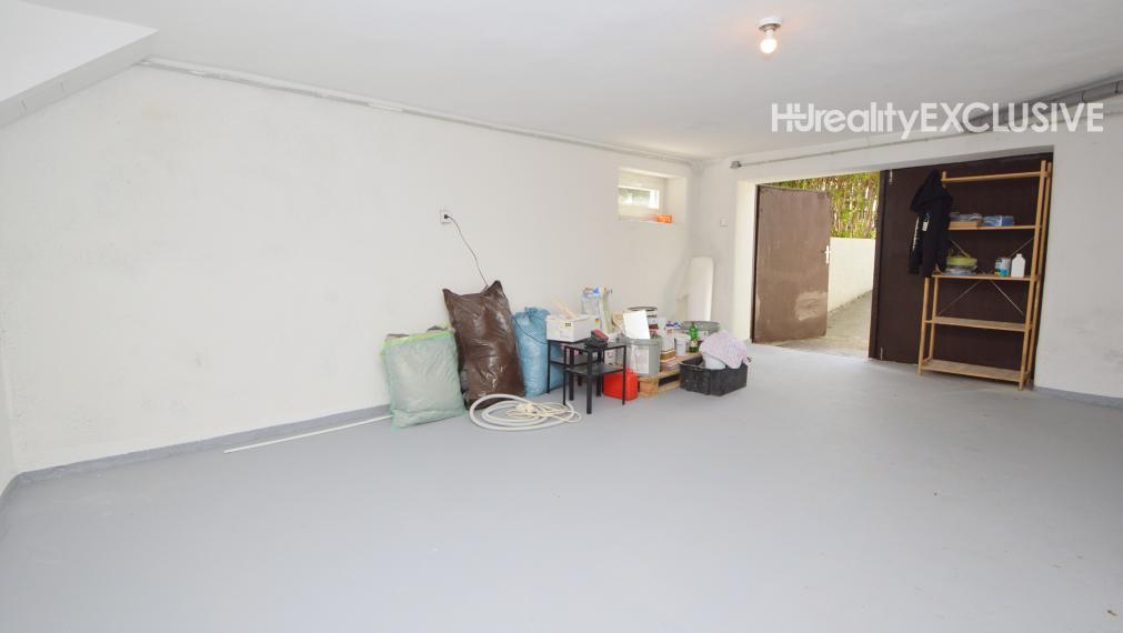 Predaj 3i byt s 260 m2 pozemkom, garážou a pivnicou, Bezenye