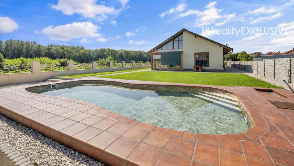 Na predaj exkluzívny rodinný dom s bazénom v obci Máriakálnok
