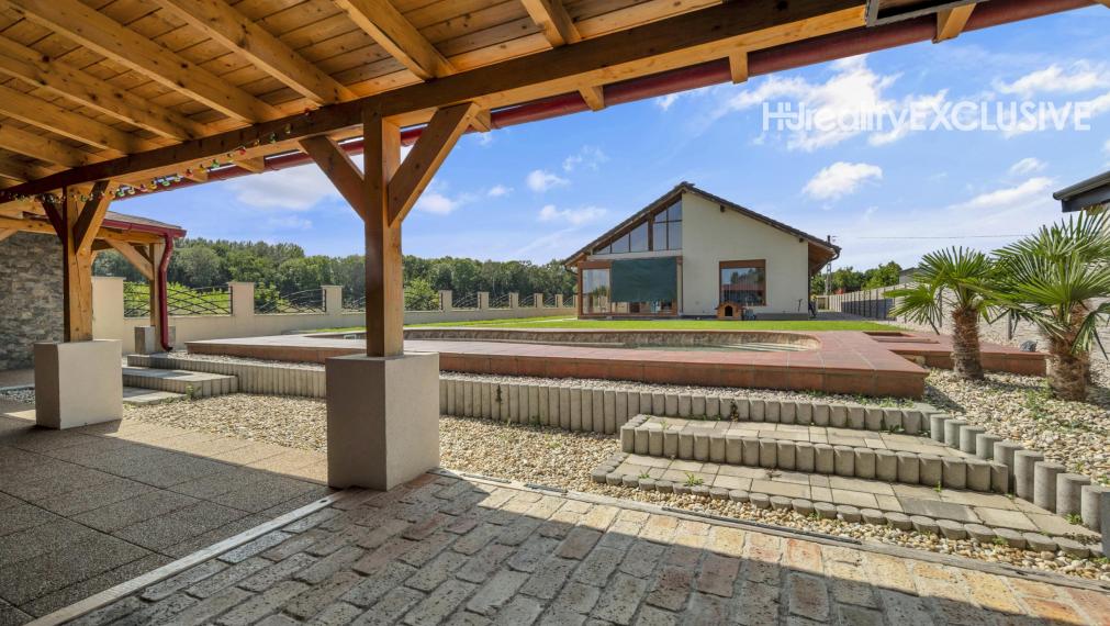 Na predaj exkluzívny rodinný dom s bazénom v obci Máriakálnok