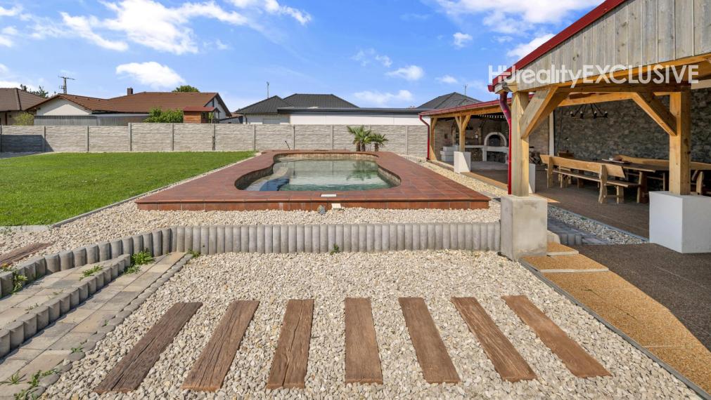 Na predaj exkluzívny rodinný dom s bazénom v obci Máriakálnok
