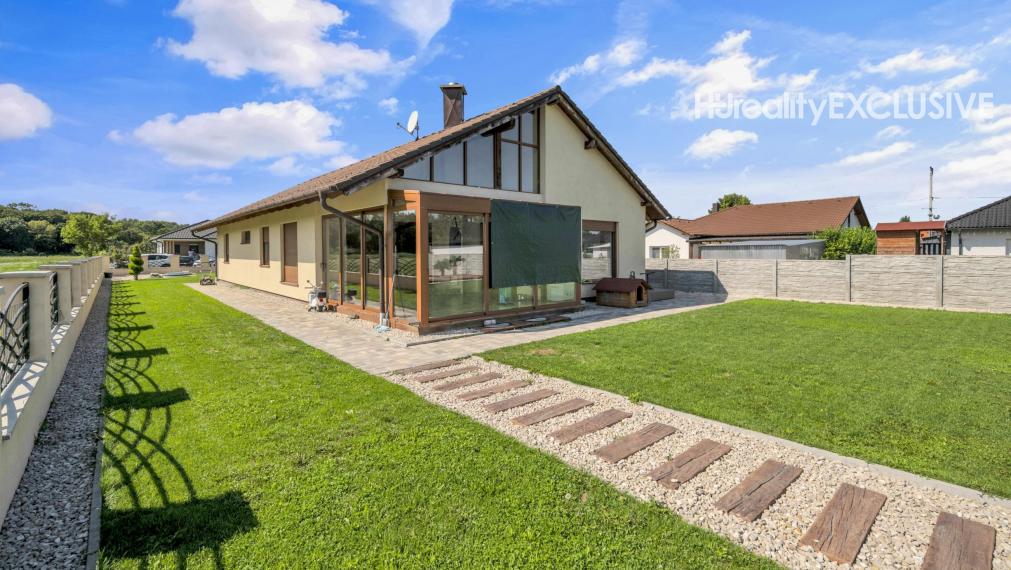 Na predaj exkluzívny rodinný dom s bazénom v obci Máriakálnok