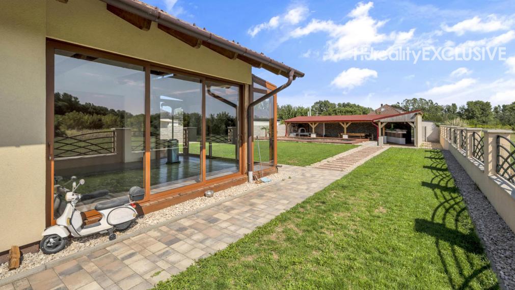 Na predaj exkluzívny rodinný dom s bazénom v obci Máriakálnok