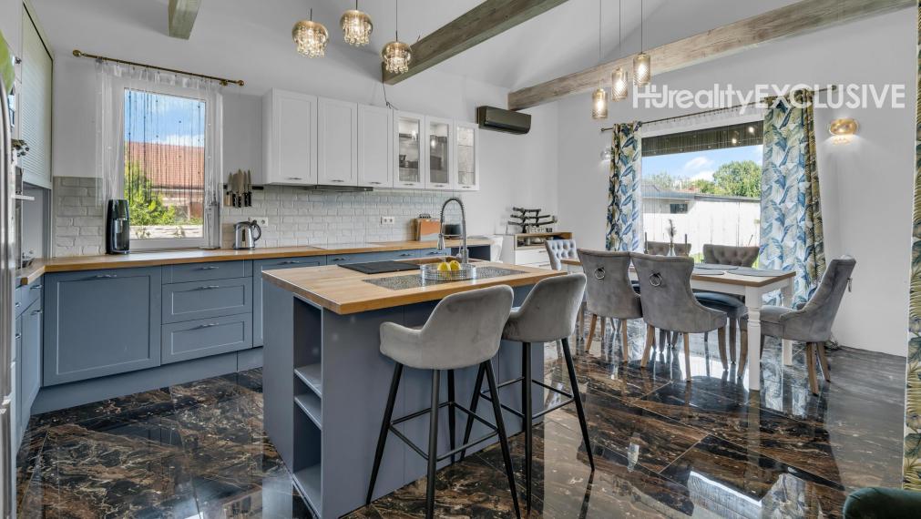 Na predaj exkluzívny rodinný dom s bazénom v obci Máriakálnok