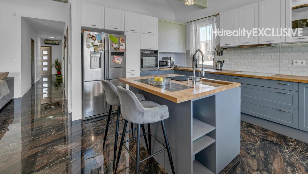 Na predaj exkluzívny rodinný dom s bazénom v obci Máriakálnok