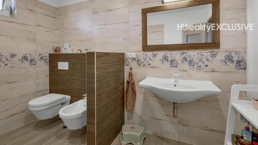 Na predaj exkluzívny rodinný dom s bazénom v obci Máriakálnok