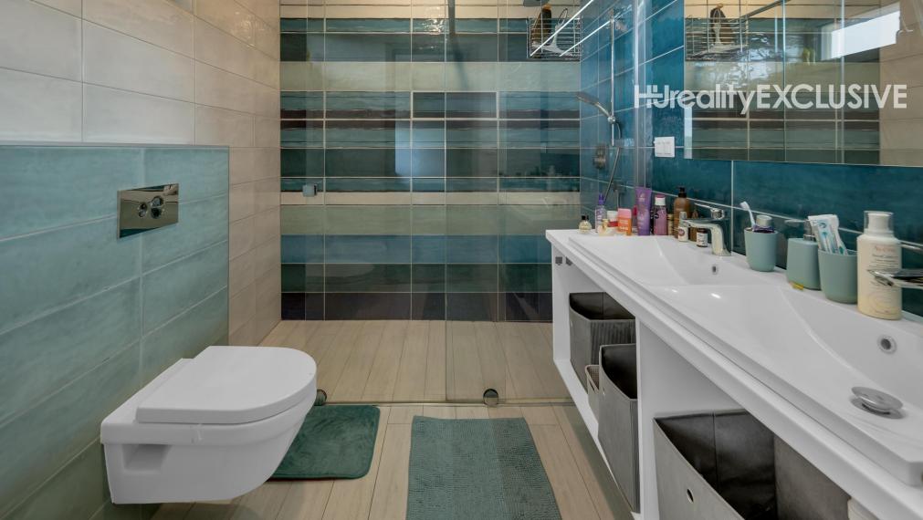 Na predaj exkluzívny rodinný dom s bazénom v obci Máriakálnok