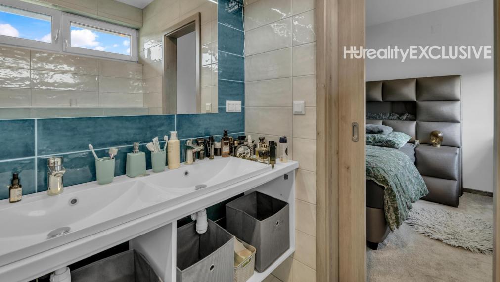 Na predaj exkluzívny rodinný dom s bazénom v obci Máriakálnok