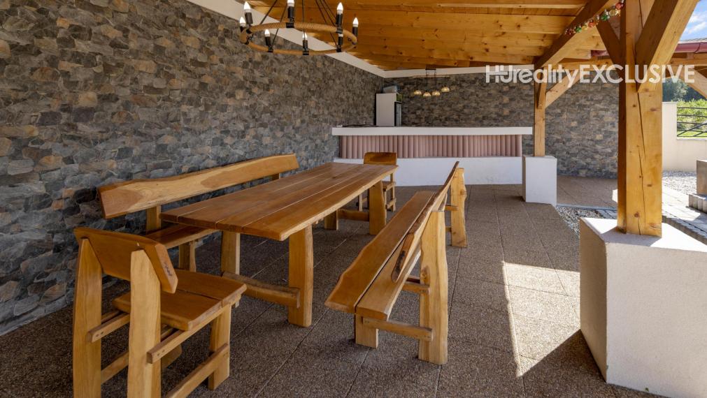 Na predaj exkluzívny rodinný dom s bazénom v obci Máriakálnok