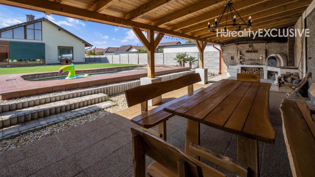 Na predaj exkluzívny rodinný dom s bazénom v obci Máriakálnok