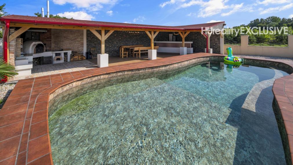 Na predaj exkluzívny rodinný dom s bazénom v obci Máriakálnok