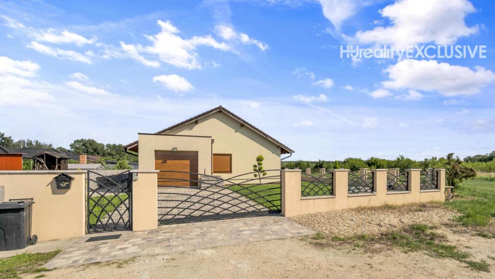 Na predaj exkluzívny rodinný dom s bazénom v obci Máriakálnok