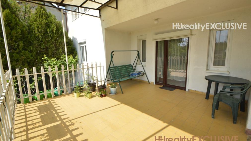 EXKLUZÍVNE - Predaj priestranného RD v starej časti Rajky