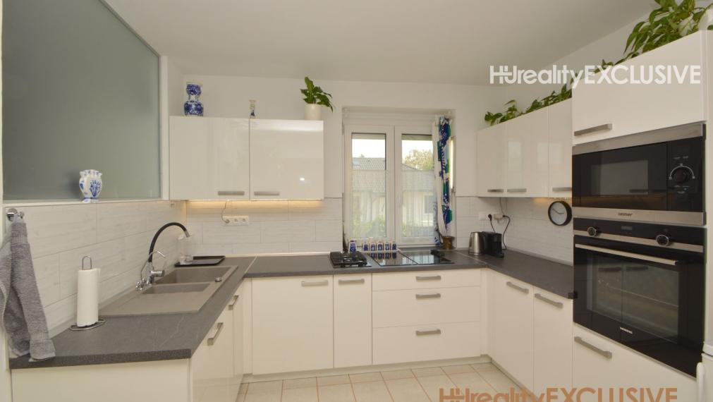 EXKLUZÍVNE - Predaj priestranného RD v starej časti Rajky